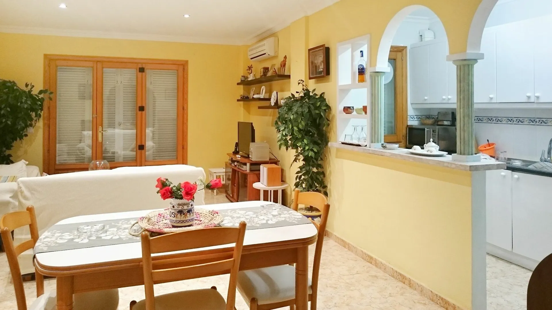 Classic 3-Bedroom Chalet On Sunny Mallorca With A Pool Access, Terrace, Wifi ... 루크마호르 아파트